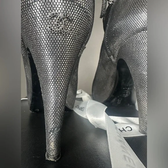 CHANEL | Interlocking CC Ankle Boots | Silver | Sz 40 - Picture 5 of 17